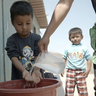 Villa de Lourdesin pääkaupungissa Limassa lapset joutuvat elämään ilman juoksevaa vettä.
