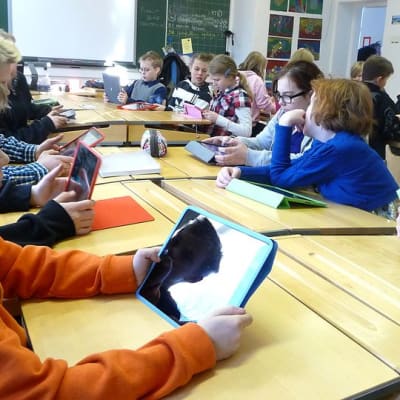 Tottijärven koulun oppilaita iPadien kanssa luokassa