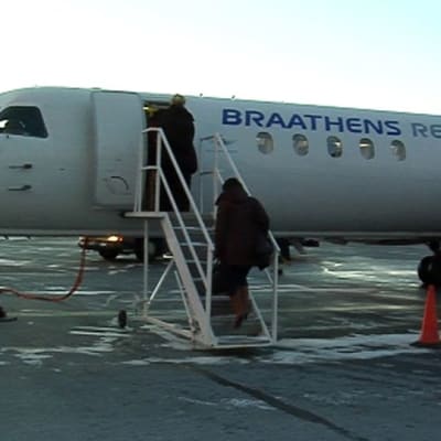 Matkustajia nousemassa Tromssan-lentokoneeseen Oulun lentokentällä