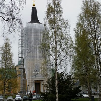 Oulun tuomikirkon tornin kunnostusta varten koko kellotapuli on peitetty suojamuoveilla 19.5.2015