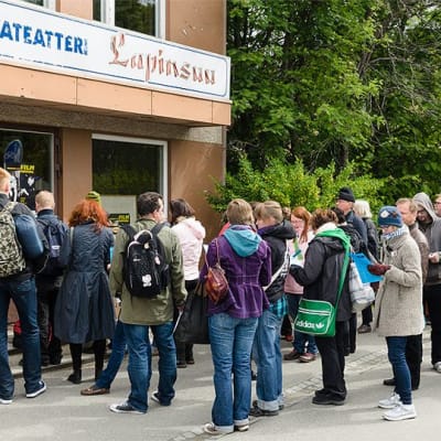 Jono Sodankylän elokuvateatteri Lapinsuun ovella hetkeä ennen festivaalin lipunmyynnin alkua.