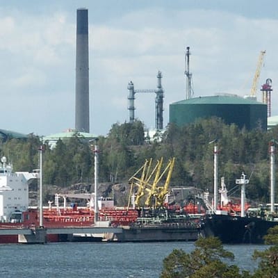 Laivoja Sköldvikin jalostamon laiturissa.