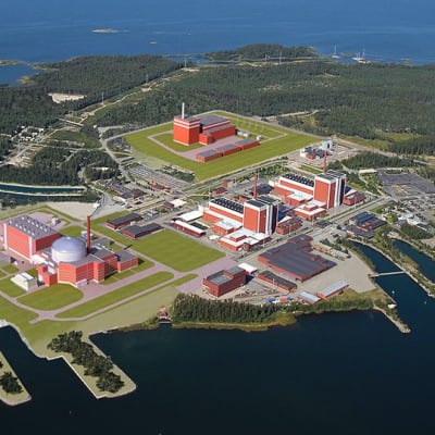 Havainnekuvassa ydinvoimalat Olkiluoto 3 ja Olkiluoto 4.