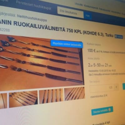 Turun Normaalikoulun aterimia myynnissä nettihuutokaupassa.