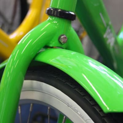 Vihreä pyörän lokasuoja ja vähän rengasta.