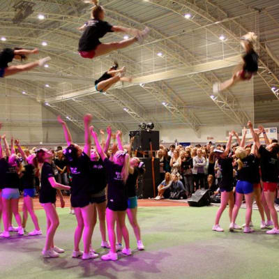 Cheerleading esitys urheiluhallissa.