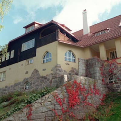 Arkkitehdit Eliel Saarinen, Herman Gesellius ja Armas Lindgren rakennuttivat Kirkkonummen Hvitträskiin erämaa-ateljeen vuosina 1902-1903.