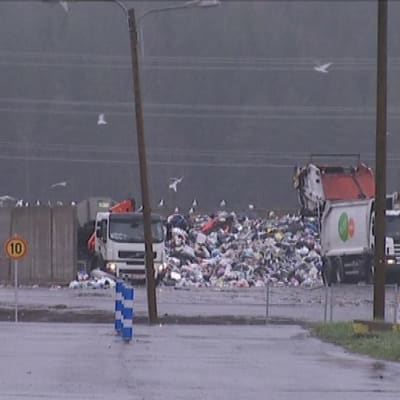 Kuorma-autoja Topinojan kaatopaikalla.