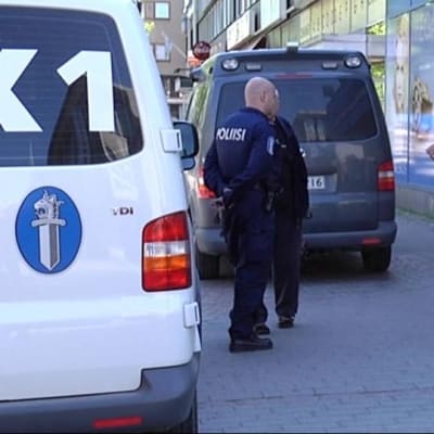 Poliisit kelloliikkeen edessä Aleksanterilla.