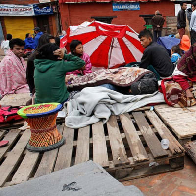 Ulkona nukkuneita Kathmandussa 27. huhtikuuta.