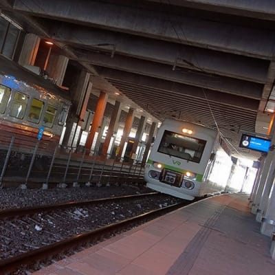 Lähiliikenteen junia Pasilan asemalla.