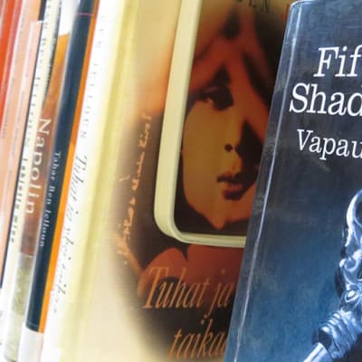 Fifty shades of grey -trilogian kolmas osa Vapautettu Kemin kaupunginkirjaston hyllyssä.