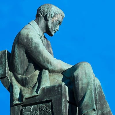 Aleksis kiven -patsas Helsingissä.