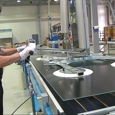 Aurinkokeräimeen asennetaan lasia