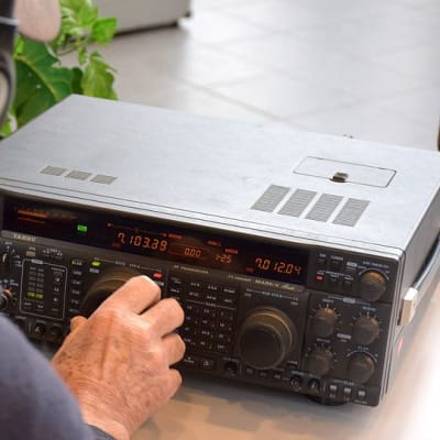 Radioamatööri etsii yhteyksiä radiolaitteella