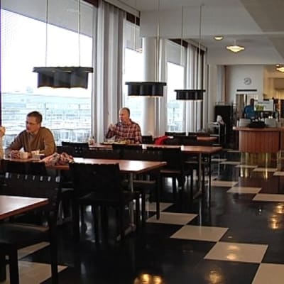 Alvar Aallon 70-luvun tyyli näkyy vielä hyvin Sähkötalossa sijaitsevassa Ravintola Purossa.