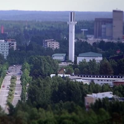 Kesäinen näkymä Seinäjoen ydinkeskustan kortteleihin Jouppilanvuorelta.