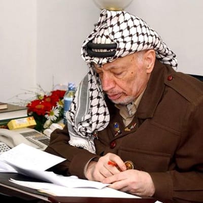 Jasser Arafat työhuoneessaan.