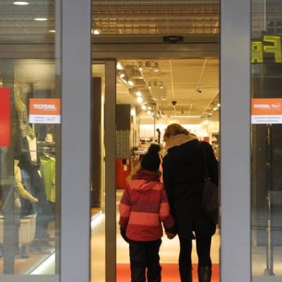 Kaksi asiakasta Anttilan tavatalon ovella Jyväskylässä.