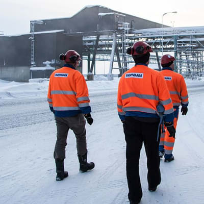 Talvivaaran työntekijät kävelevät tehtaalla