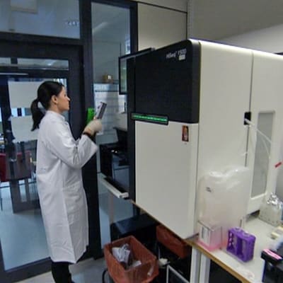Laboratoriomestari Maija Lepistö käyttää Suomen molekyylilääketieteen instituutin (FIMM) sekvensointilaitetta, joka lukee ihmisen koko perimän eli genomin.