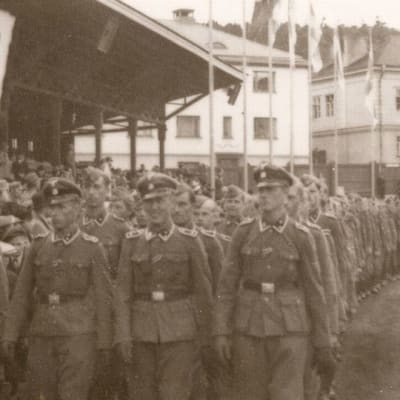 Waffen SS-miehet Tampereen Pyyniki n kentällä 3.6.1943