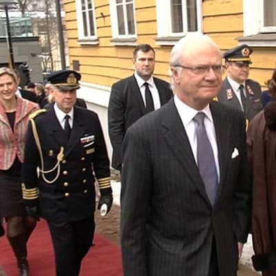 Kuningas Kaarle XVI Kustaa ja kuningatar Silvia Lappeenrannan Raatihuoneen edessä.