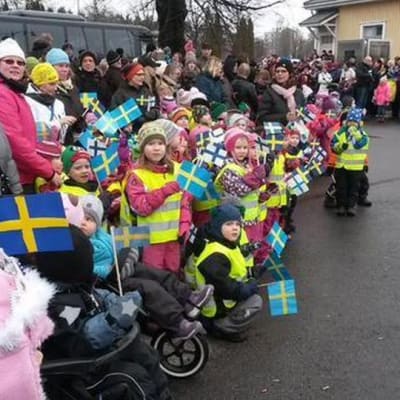päiväkotilapset odottavat kuningasparin saapumista