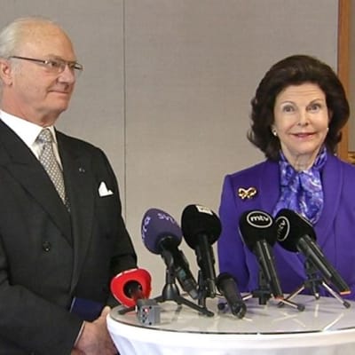 Ruotsin kuningas Kaarle Kustaa ja kuningatar Silvia puhuvat tiedotusvälineille Hanasaaren kulttuurikeskuksessa Espoossa.