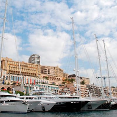 Huvijahteja ja kookkaita purjeveneitä Monacon satamassa.