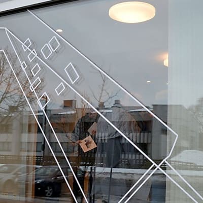 Ouluun suunnitellun design-keskuksen ikkuna.