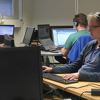 Työntekijät työskentelevät tietokonepäätteillä.