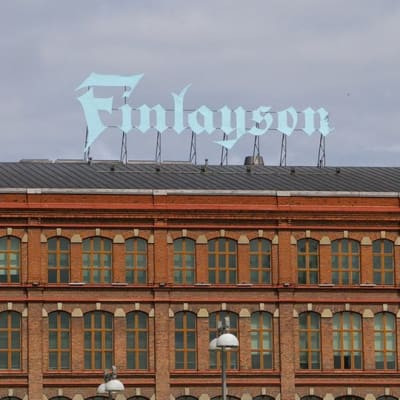 Finlayson-kyltti katolla.