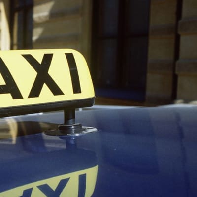 Taksi-merkki taksin katolla.