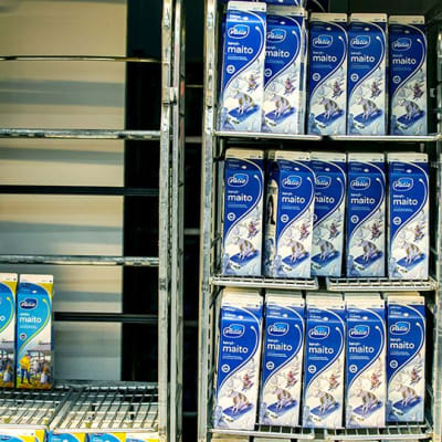 Valion maitotölkkejä kaupassa.