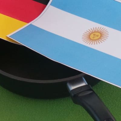 Saksan ja Argentiinan lippu paistinpannulla
