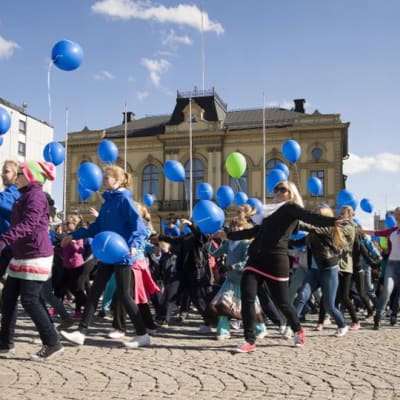 Vuoden 2013 Tanssin päivän kulkue Hämeenlinnan torilla.