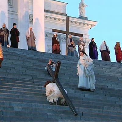 Via Crucis -näytelmän harjoitukset Tuomiokirkon portailla.