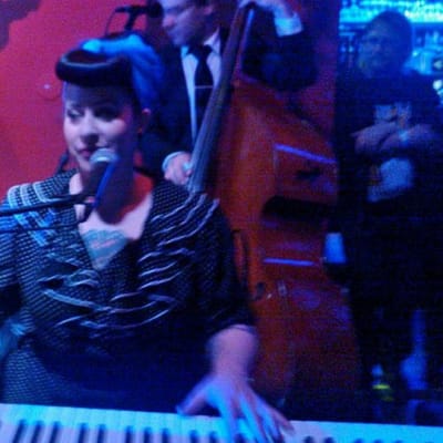 Davina  The Wagabonds esiintymässä Kemissä vuonna 2013.