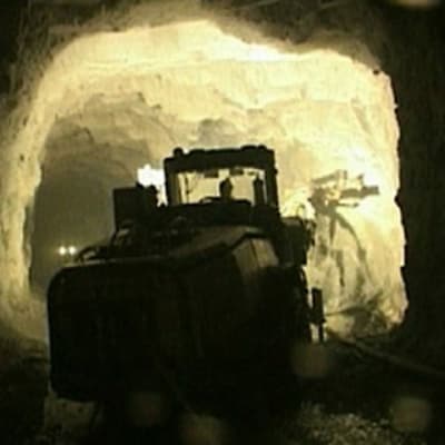 Työkone Pahtavaaran kaivoksessa.