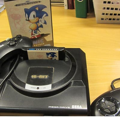 Kuvassa vanha Sega-pelikonsoli