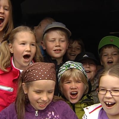 Lapset huutavat bussin ovella.