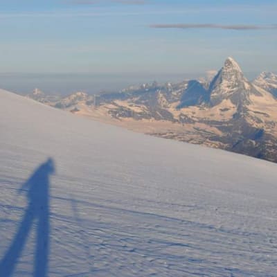 Juho Knuuttila yksin Strahlhornilla. Taustalla häämöttää Matterhorn.