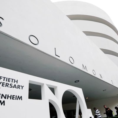 Guggenheim-museon viisikymmentävuotispäivää vietetään New Yorkissa.
