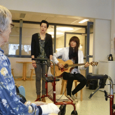 Musiikinopiskelijat esiintyvät Tornion terveyskeskuksessa.