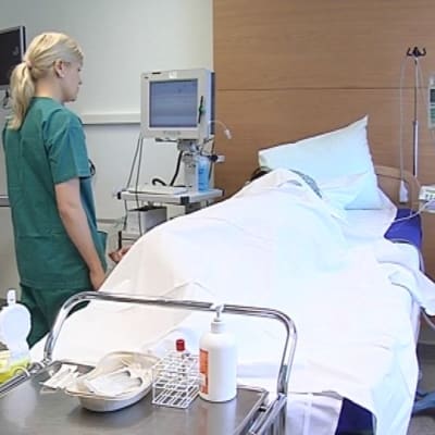 Hoitaja ja synnyttäjä Keski-Suomen keskussairaalan uudella synnytysosastolla. 