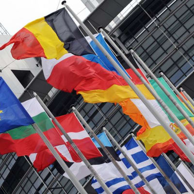 EU:n ja jäsenmaiden liput Euroopan parlamentin edustalla Brysselissä.