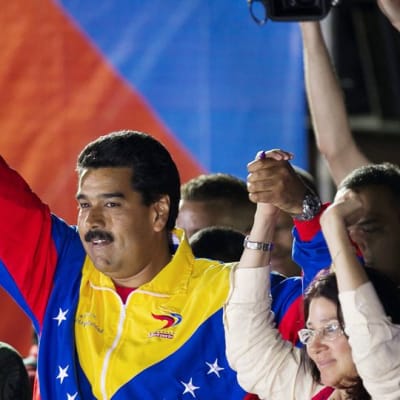 Nicolas Maduro juhlistaa voittoaan Caracasissa.