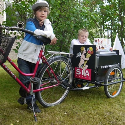 Kuvassa Totte Wentin ja Jaakko Kenttä jäätelöpyöränsä kanssa