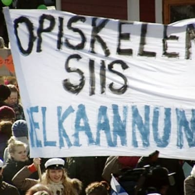 Opiskelijat osoittavat mieltään Helsingin Senaatintorilla.